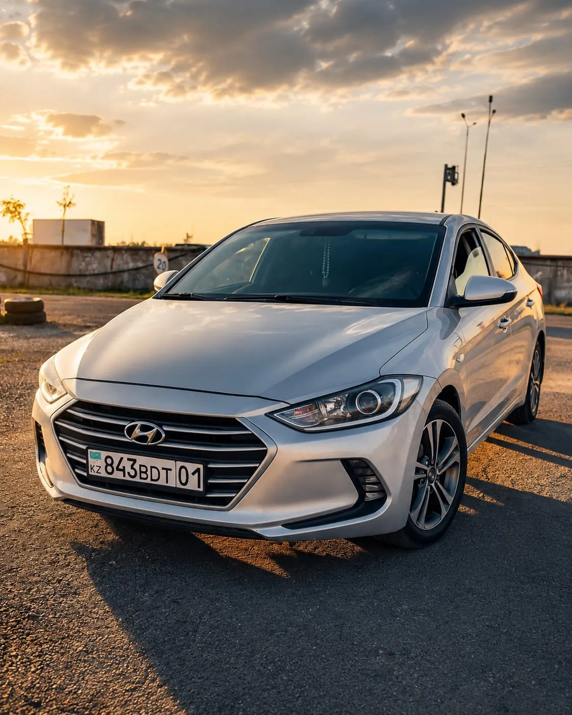 Hyundai Elantra серебристого цвета